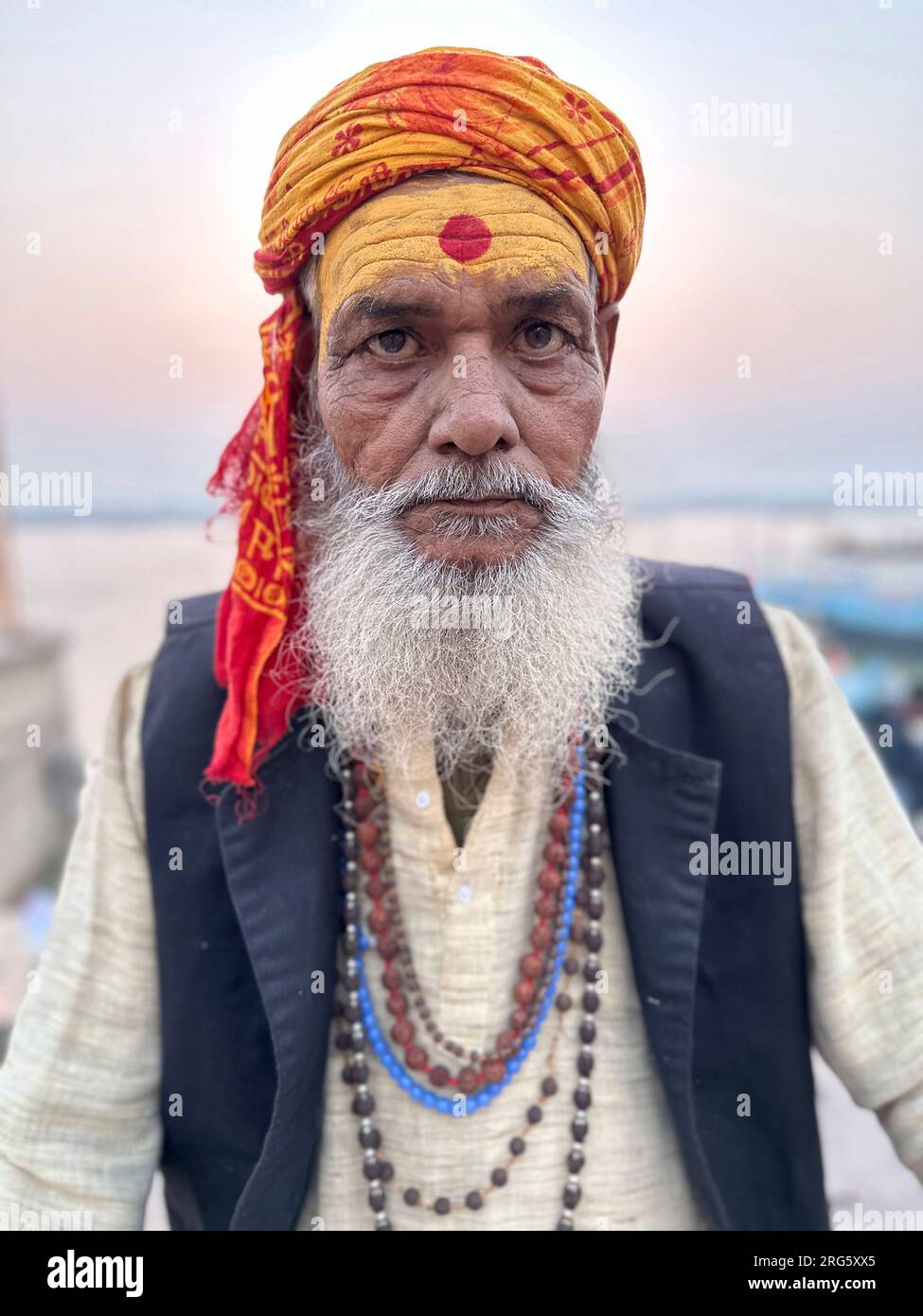 Porträt in halber Länge von A Sadhu, Varanasi, Uttar Pradesh, Indien Stockfoto