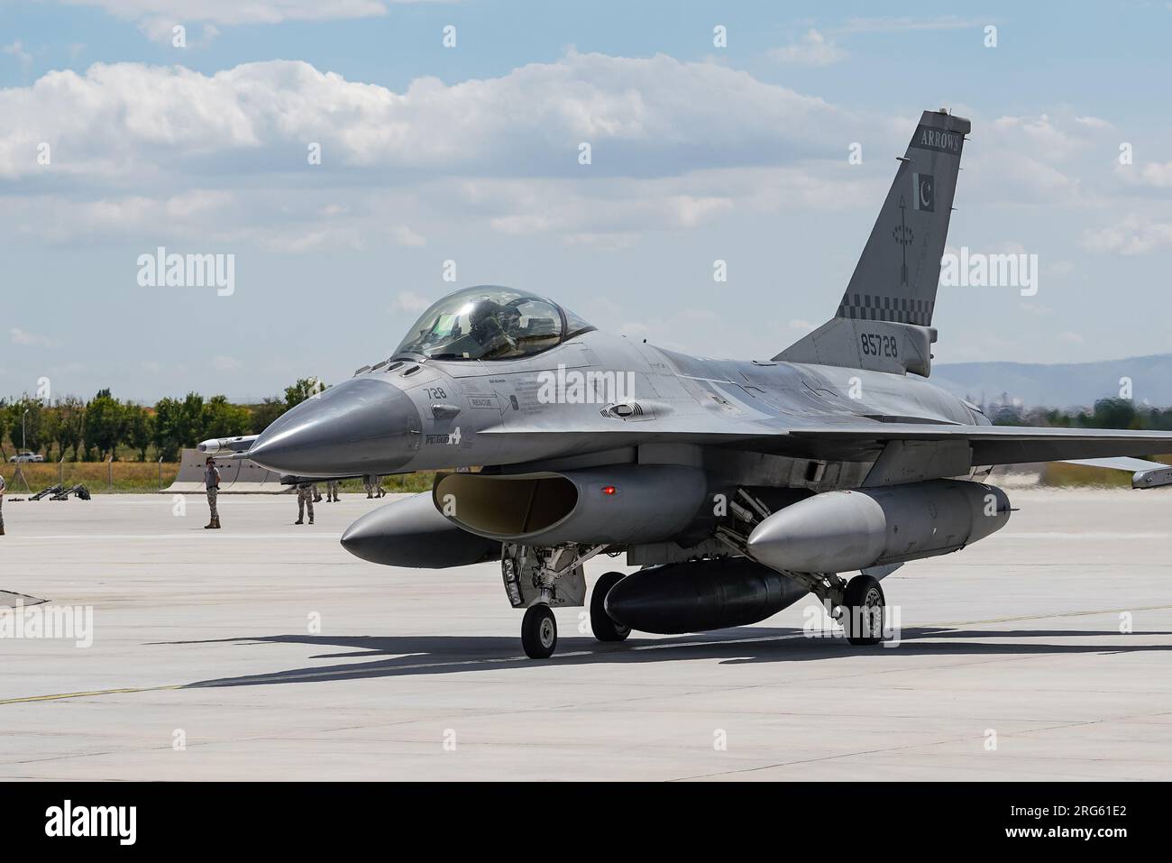 KONYA, TURKIYE - 30. JUNI 2022: Pakistan Air Force General Dynamics F-16A Fighting Falcon (5G-28) Rolling im Flughafen Konya während Anatolian Eagle Air Stockfoto