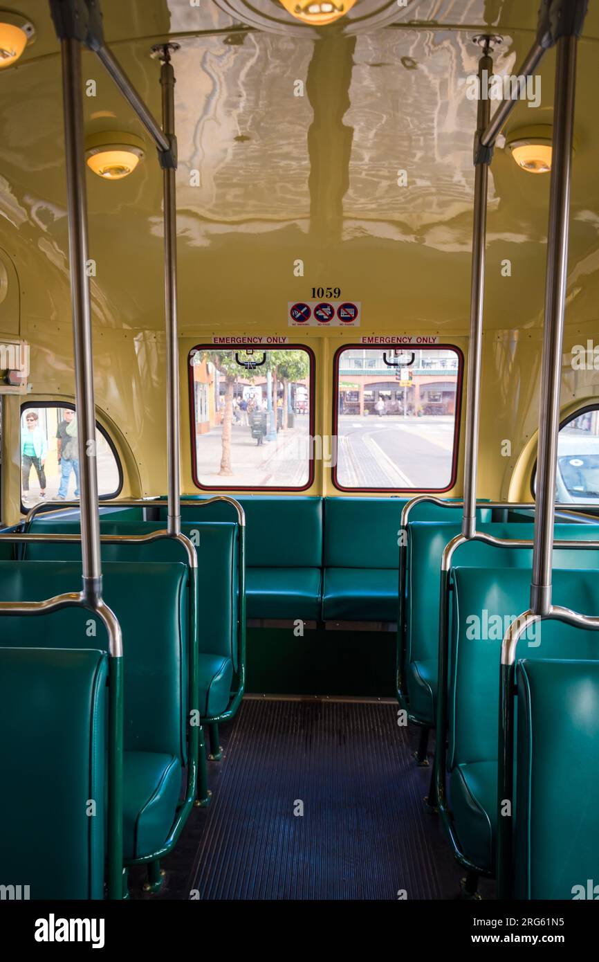 Historisches Erbe, Straßenbahn-Interieur im Vintage-Stil mit grünen Sitzen in San Francisco, Kalifornien Stockfoto