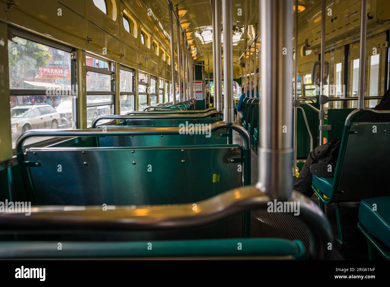 Historisches Erbe, Straßenbahn-Interieur im Vintage-Stil mit grünen Sitzen in San Francisco, Kalifornien Stockfoto