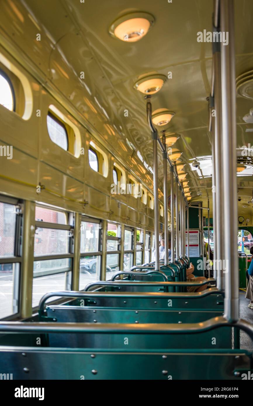 Historisches Erbe, Straßenbahn-Interieur im Vintage-Stil mit grünen Sitzen in San Francisco, Kalifornien Stockfoto