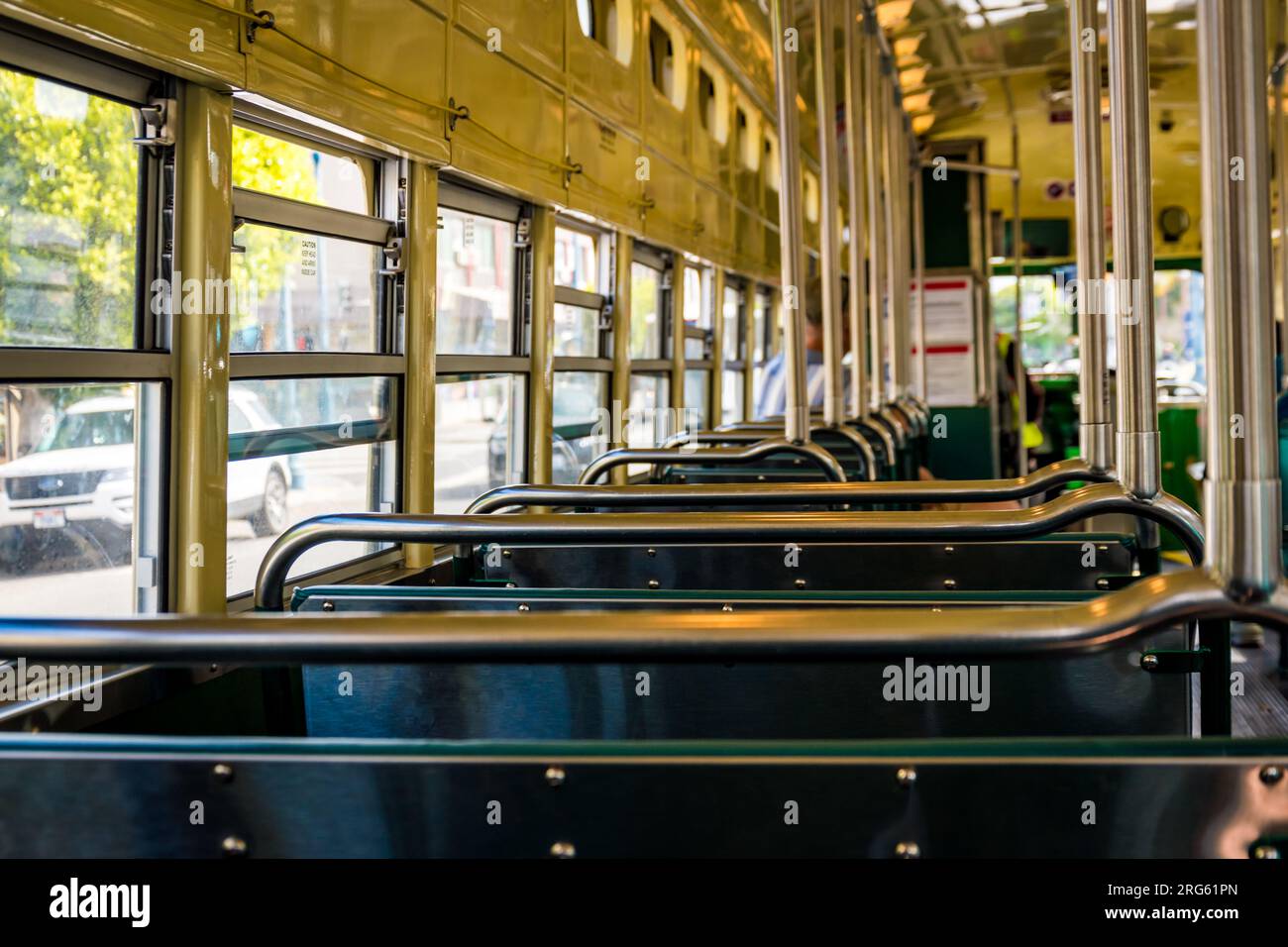 Historisches Erbe, Straßenbahn-Interieur im Vintage-Stil mit grünen Sitzen in San Francisco, Kalifornien Stockfoto