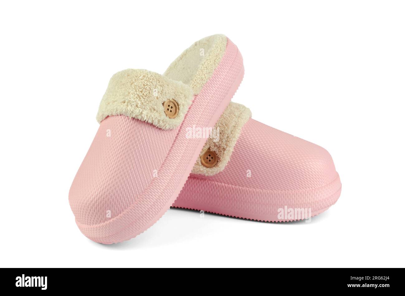 Warme Hausschuhe mit Fell auf weißem Hintergrund, isolieren Stockfoto