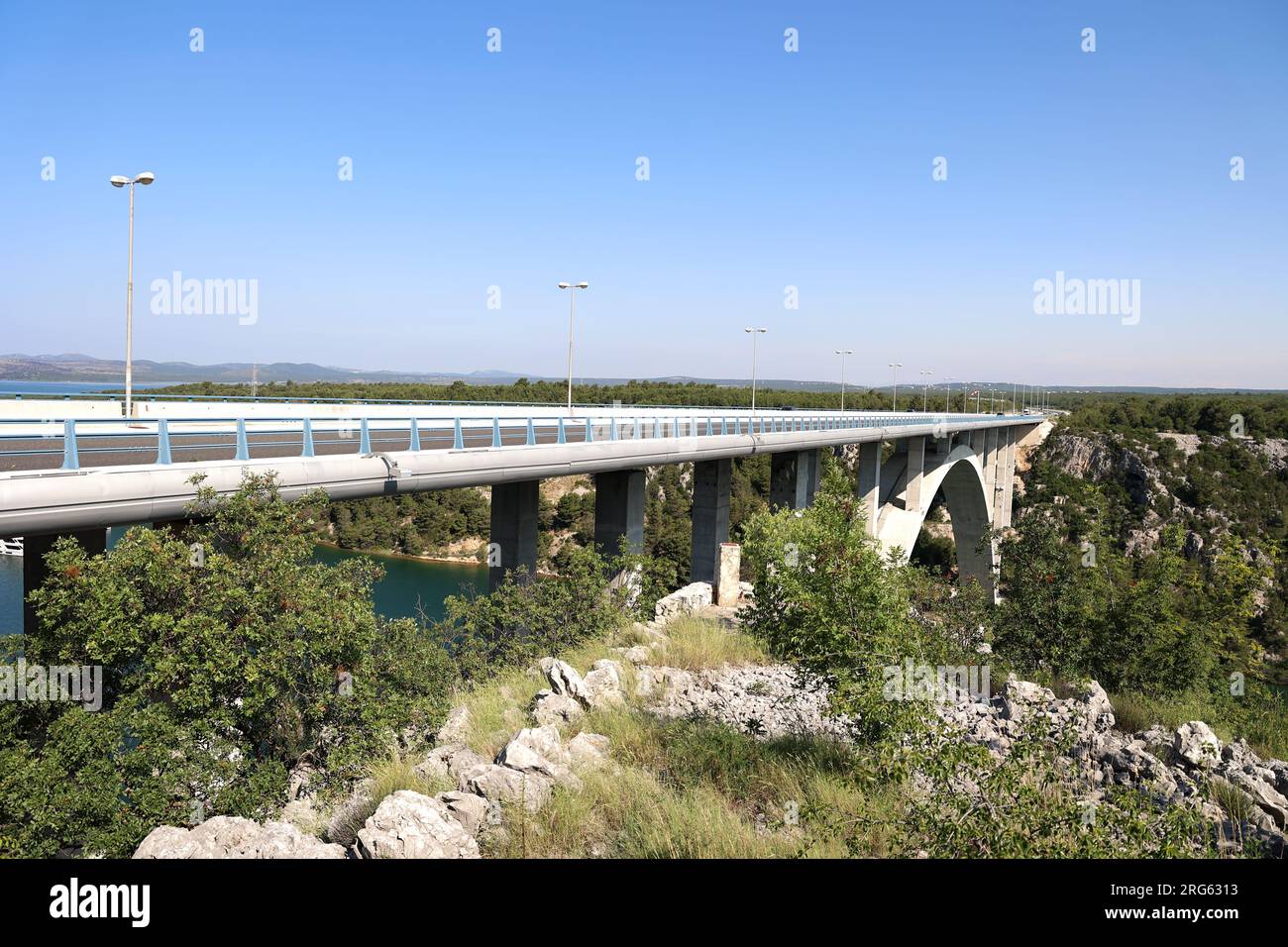 Straßenbrücke über den Fluss Krka in Kroatien. Stockfoto