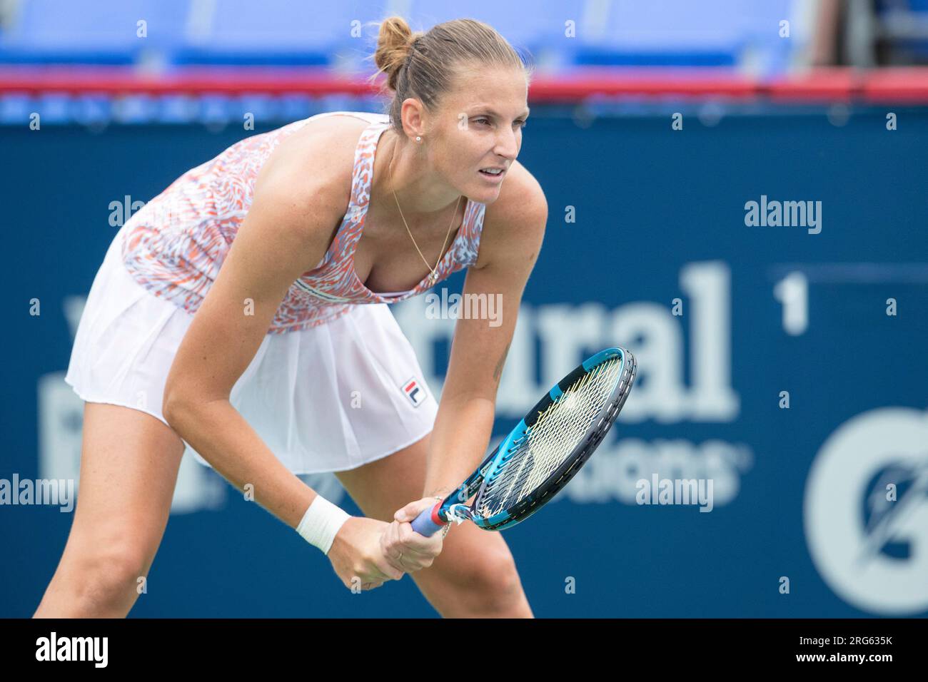 August 07, 2023: Karolina Pliskova (CZE) waits on service during the WTA National Bank Open first round match at IGA Stadium in Montreal, Quebec. Daniel Lea/CSM (Credit Image: © Daniel Lea/Cal Sport Media) (Cal Sport Media via AP Images) Stockfoto