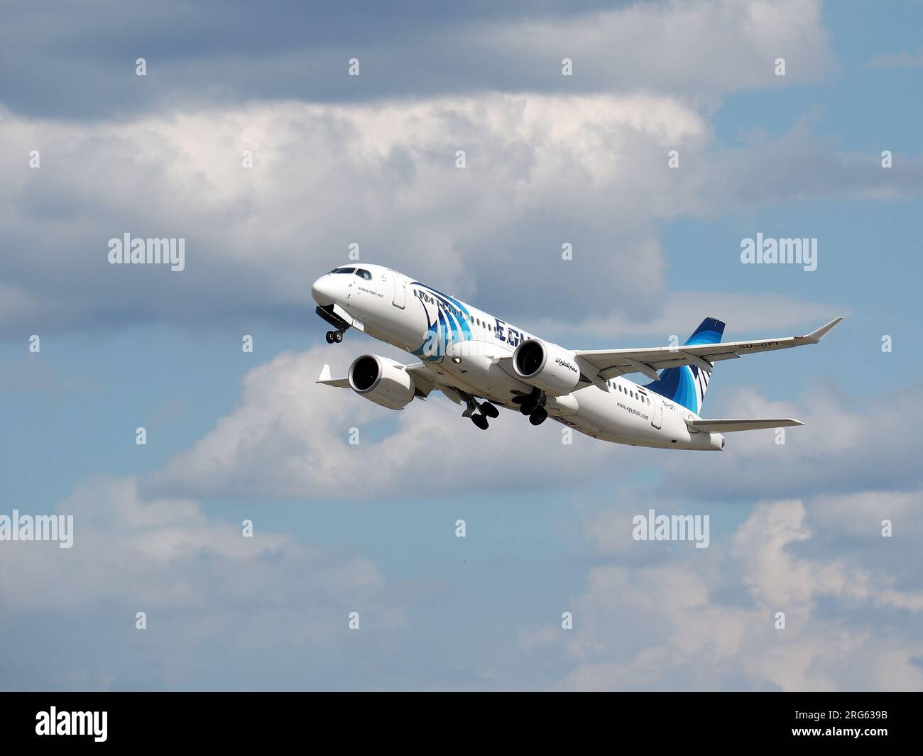 Egyptair (ist die staatseigene Fluggesellschaft Ägyptens), Airbus A220-300 Flugzeug, Cargo Hill, Budapest, Magyarország, Ungarn Stockfoto