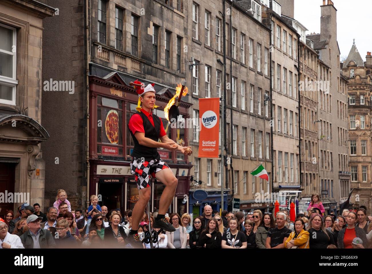 Edinburgh Festival Fringe. Royal Mile, Edinburgh, Schottland, Großbritannien. 7. August 2023. In der Stadt gibt es verschiedene Veranstaltungen, denn die erste volle Woche des Arts Festivals beginnt nach einem recht hektischen Wochenende. Abbildung: Jonggling Street Performer Hunter aus Hawaii demonstrierte seine Bratpfanne zum zweiten Mal in der Öffentlichkeit. Das erste Mal war gestern bei seiner Show, wo er ein Ei in die Pfanne bricht, während er jongliert und es frittiert. Kredit: Archwhite/alamy Live News. Stockfoto