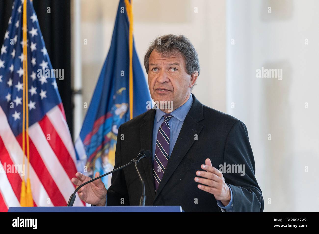 Harrison, USA. 07. Aug. 2023. George Latimer von Westchester County spricht während der Ankündigung von Gouverneur Hochul über die Fertigstellung von Avalon Harrison in der Nähe der Metro-North-Station mit 143 erschwinglichen Einheiten und leichtem Zugang zu Zügen in der Avalon Harrison Transit-Oriented Development in Harrison, New York am 7. August 2023. Der Bau ist der erste im Bundesstaat in der Nähe von Bahnhöfen und Teil des Transit-orientierten Entwicklungsprojekts. Gouverneur Hochul hat das Wohnen zu einer ihrer Hauptprioritäten erklärt. (Foto: Lev Radin/Sipa USA) Guthaben: SIPA USA/Alamy Live News Stockfoto