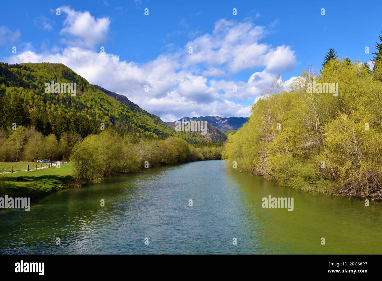 Blick auf die Sava und die Hänge des Jelovica-Plateaus im Frühling in Gorenjska, Slowenien Stockfoto