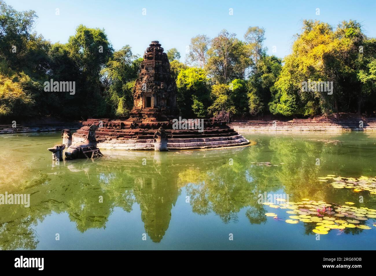 Das Jayatataka-Denkmal, ursprünglich ein hinduistischer königlicher Tempel, jetzt mit buddhistischen Symbolen gefüllt, befindet sich auf einer Insel im Herzen der Baray, die den Sack reflektiert Stockfoto