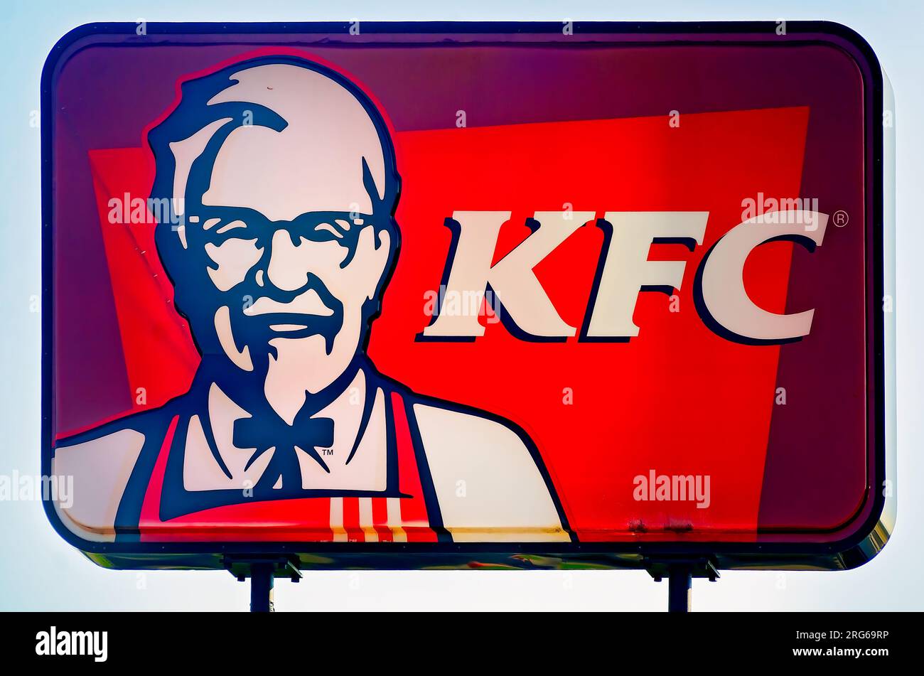Colonel Harland Sanders, Gründer von Kentucky Fried Chicken, ist auf dem Schild des Fast-Food-Restaurants am 4. August 2023 in Pascagoula, Mississippi, abgebildet. Stockfoto