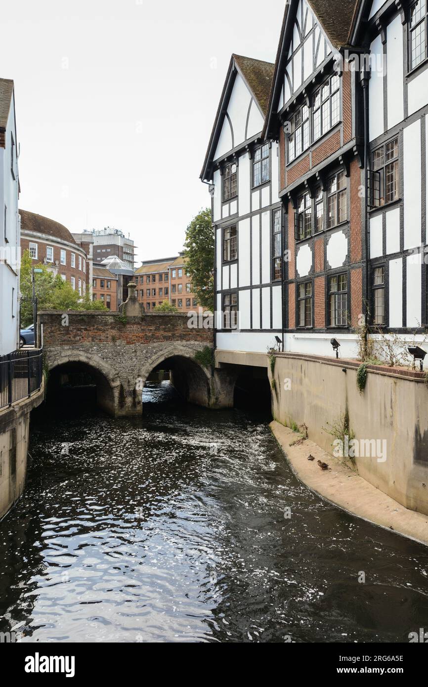 Gebäude rund um die Clattern Bridge, die den Hogsmill River in Kingston, Surrey, England, überquert Stockfoto