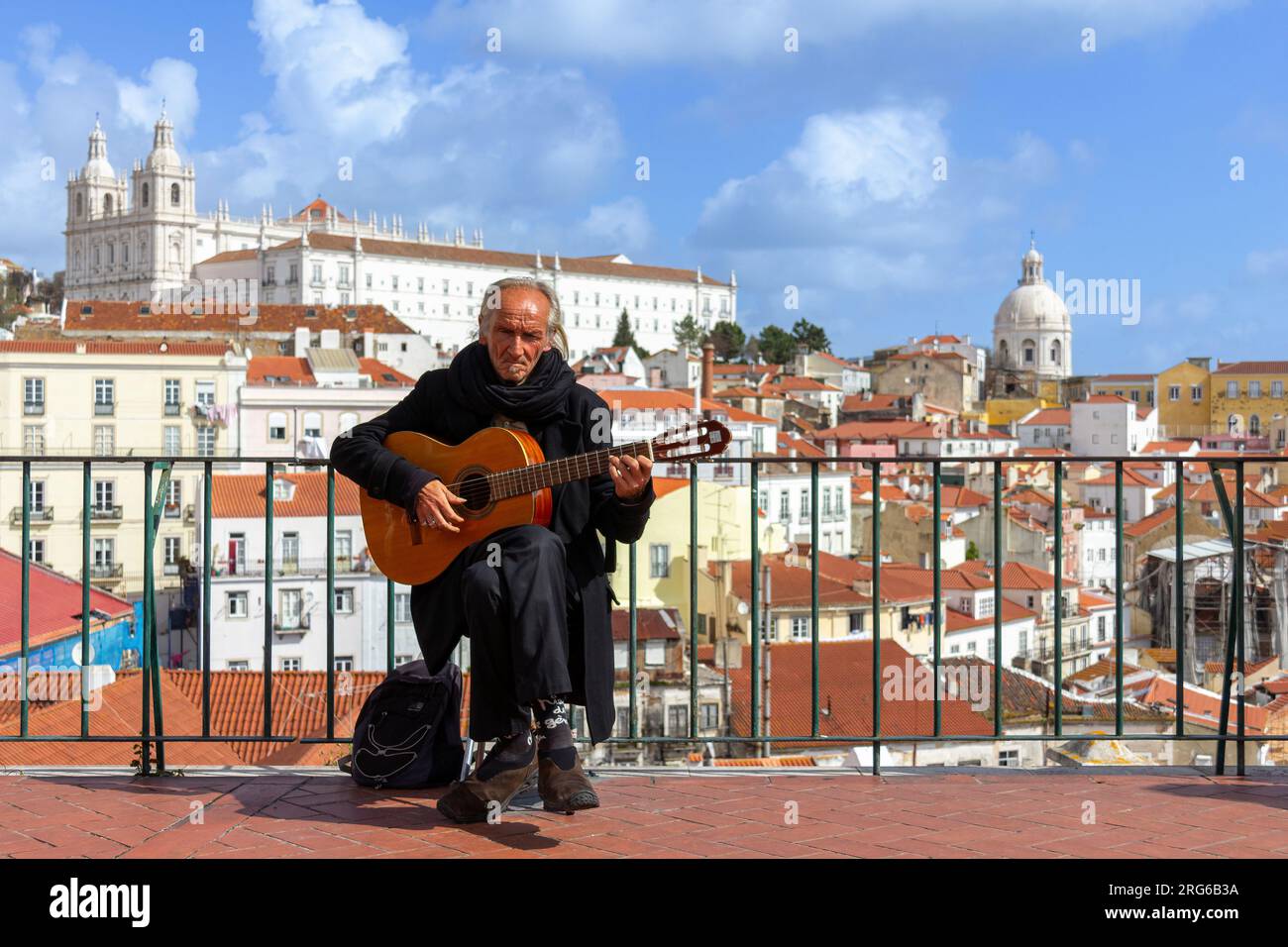 Lissabon, Fado-Sänger, Portugal, Europa, traditionelles portugiesisches Musikgenre, unesco-weltkulturerbe, Fado lisboeta, portugiesische Gitarre Stockfoto