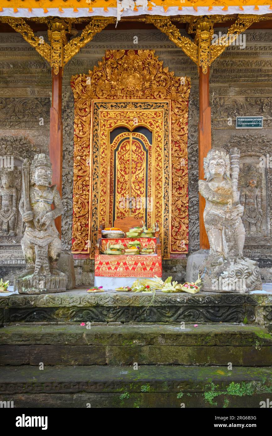 Ein Altar mit Opfern in Pura Kehen, Cempaga, Bangli Regency, Bali, Indonesien Stockfoto