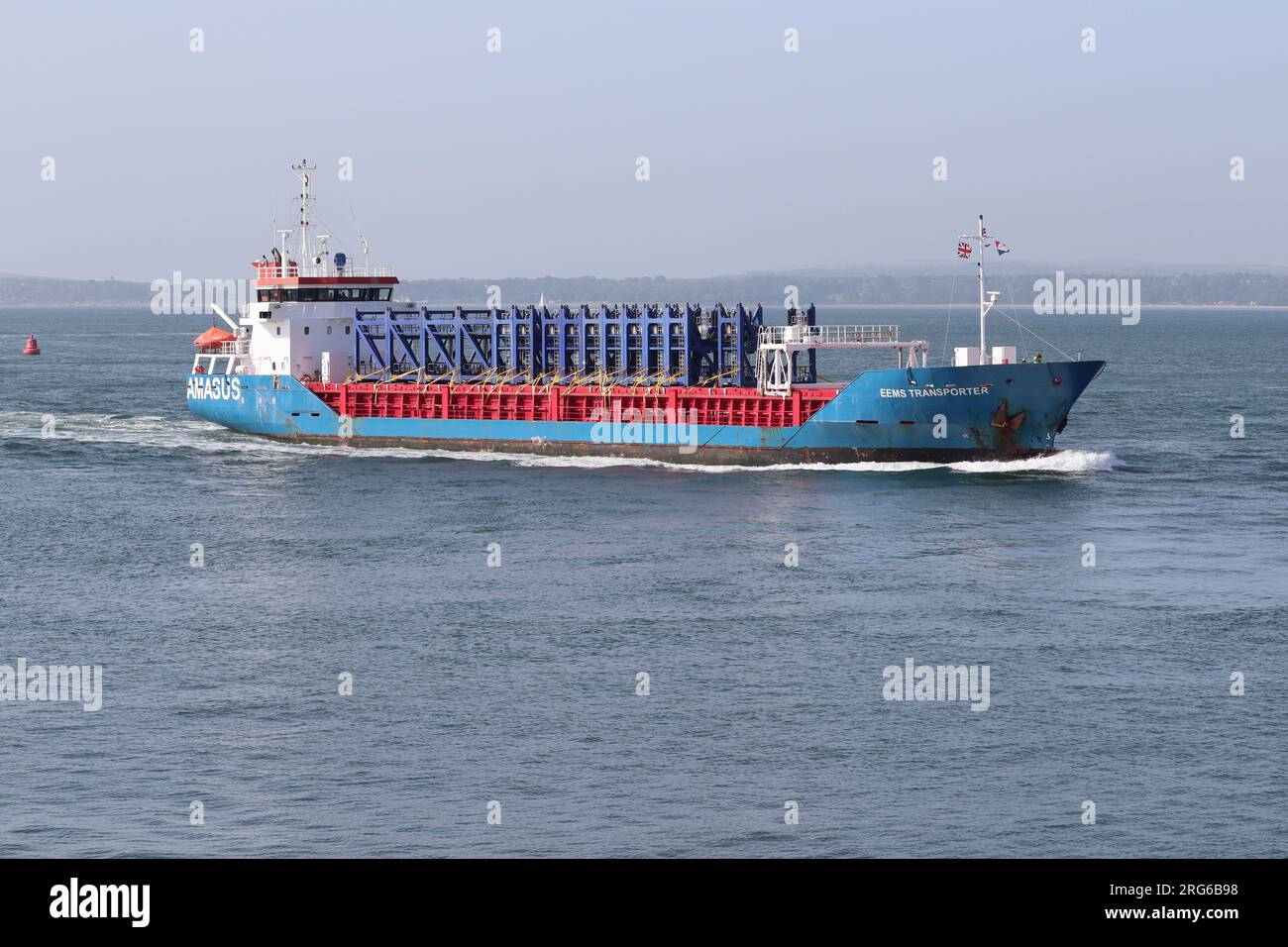 Das Frachtschiff MV EMS TRANSPORTER, das kurz vor dem Einlaufen in den Hafen steht Stockfoto