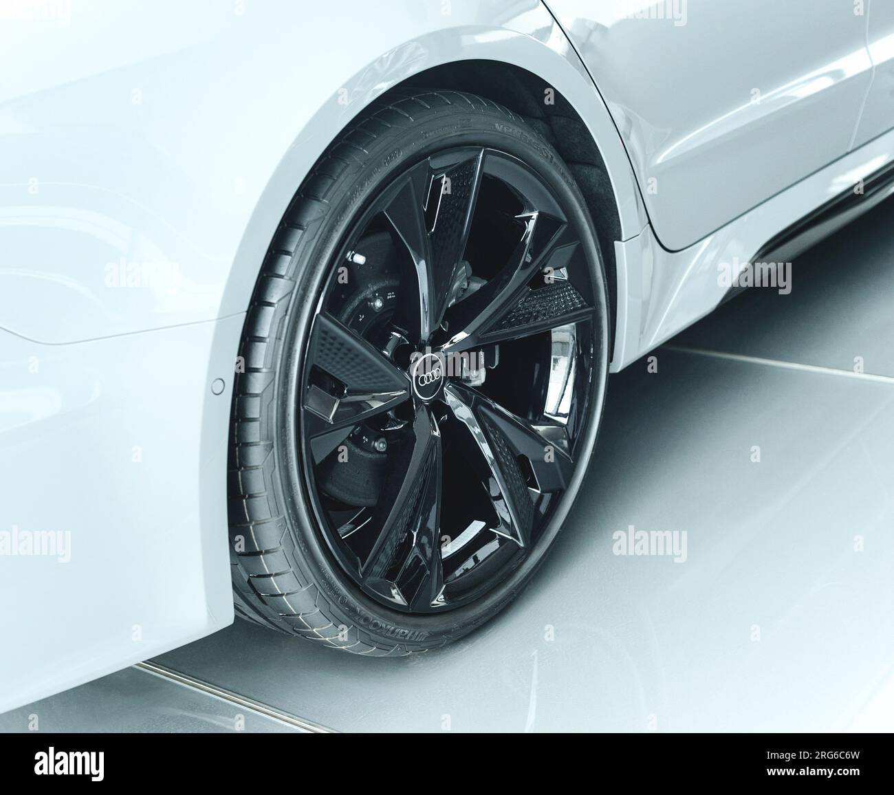 Low-Profile-Reifen auf einem Audi-Rad montiert Stockfoto