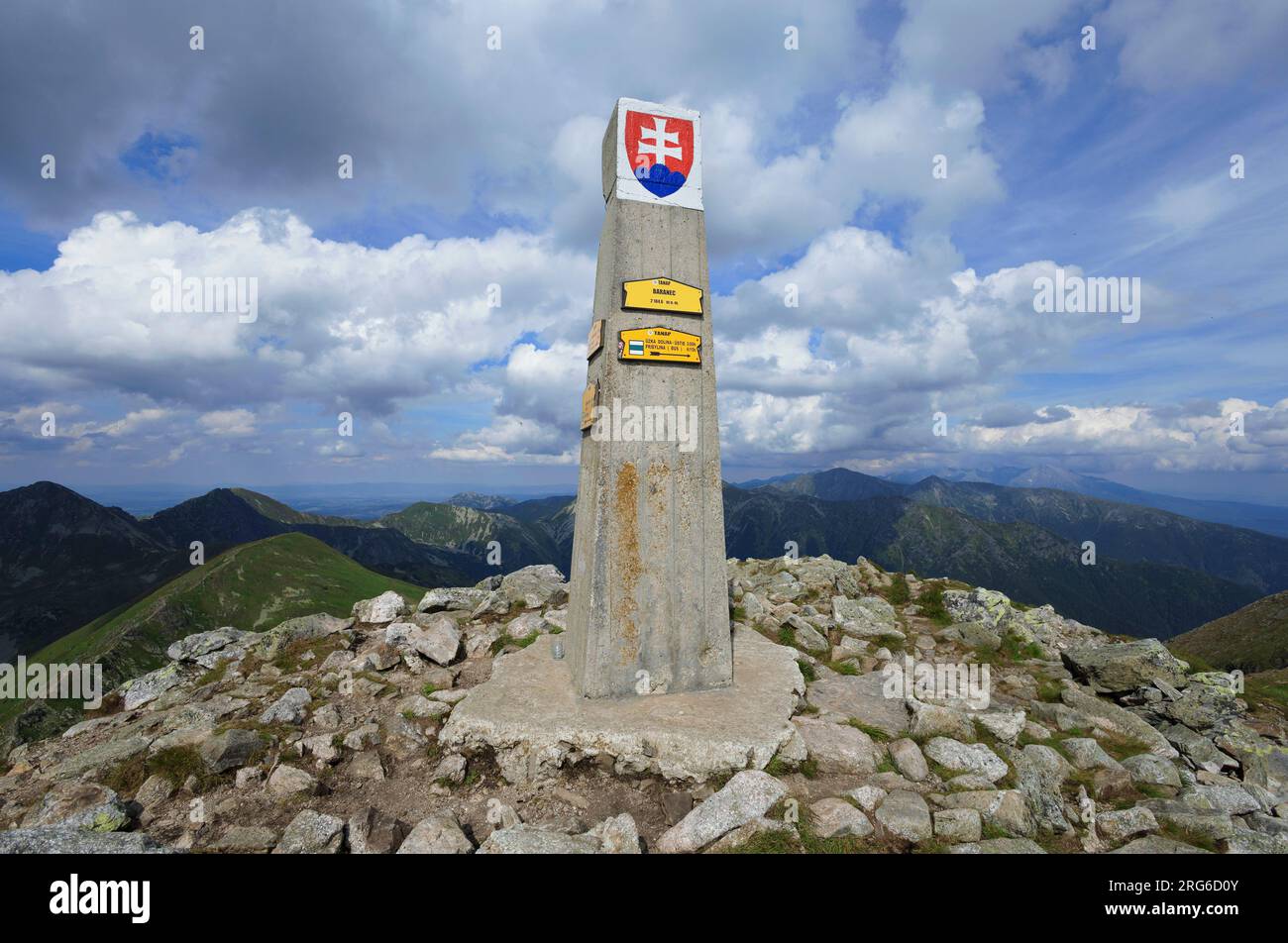 Baranec, Westtatra, Slowakei. Steinobelisk auf dem Gipfel des Berges. Wunderschöne Sommerlandschaft. Blauer Himmel mit Wolken. Weitwinkel mit weichem Korn Stockfoto