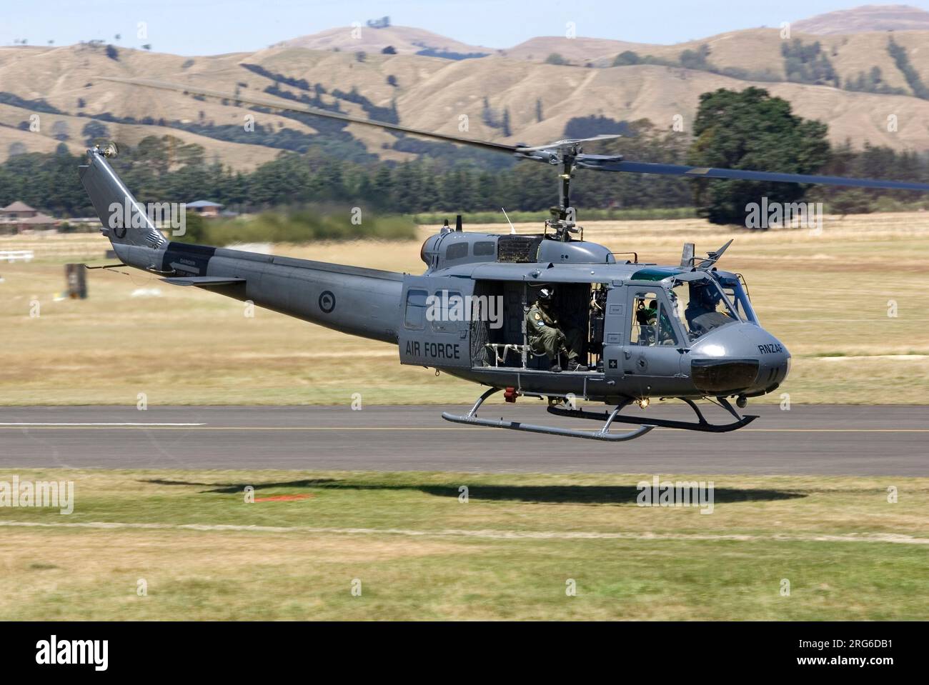 Ein Royal New Zealand Air Force UH-1H Hubschrauber, abfliegend, Neuseeland. Stockfoto