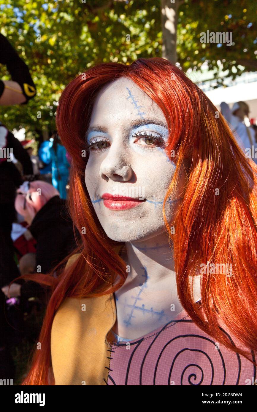 FRANKFURT, DEUTSCHLAND - 10. OKTOBER: Publikumstag auf der Internationalen Frankfurter Buchmesse, buntes Mädchen, das als Manga-Figur aus der Comic-Szene und Posen für die Frankfurter Buchmesse gemacht wurde Stockfoto