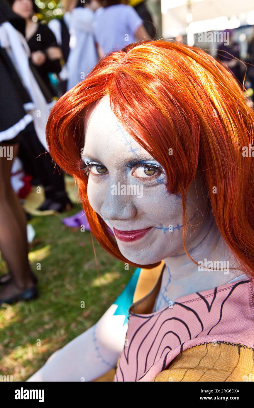 FRANKFURT, DEUTSCHLAND - 10. OKTOBER: Publikumstag auf der Internationalen Frankfurter Buchmesse, buntes Mädchen, das als Manga-Figur aus der Comic-Szene und Posen für die Frankfurter Buchmesse gemacht wurde Stockfoto