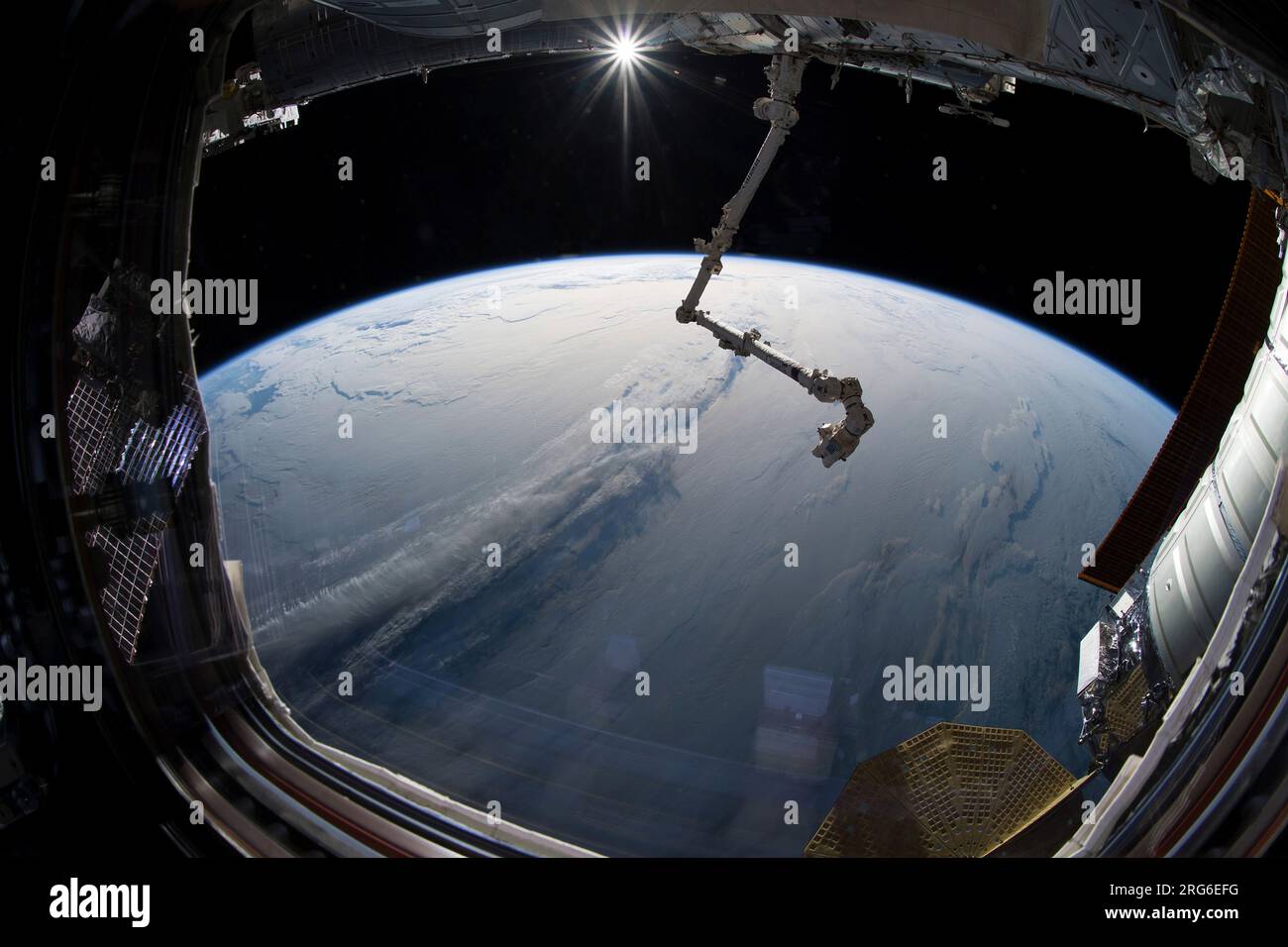 Blick auf den Planeten Erde aus dem Fenster der Internationalen Raumstation. Stockfoto