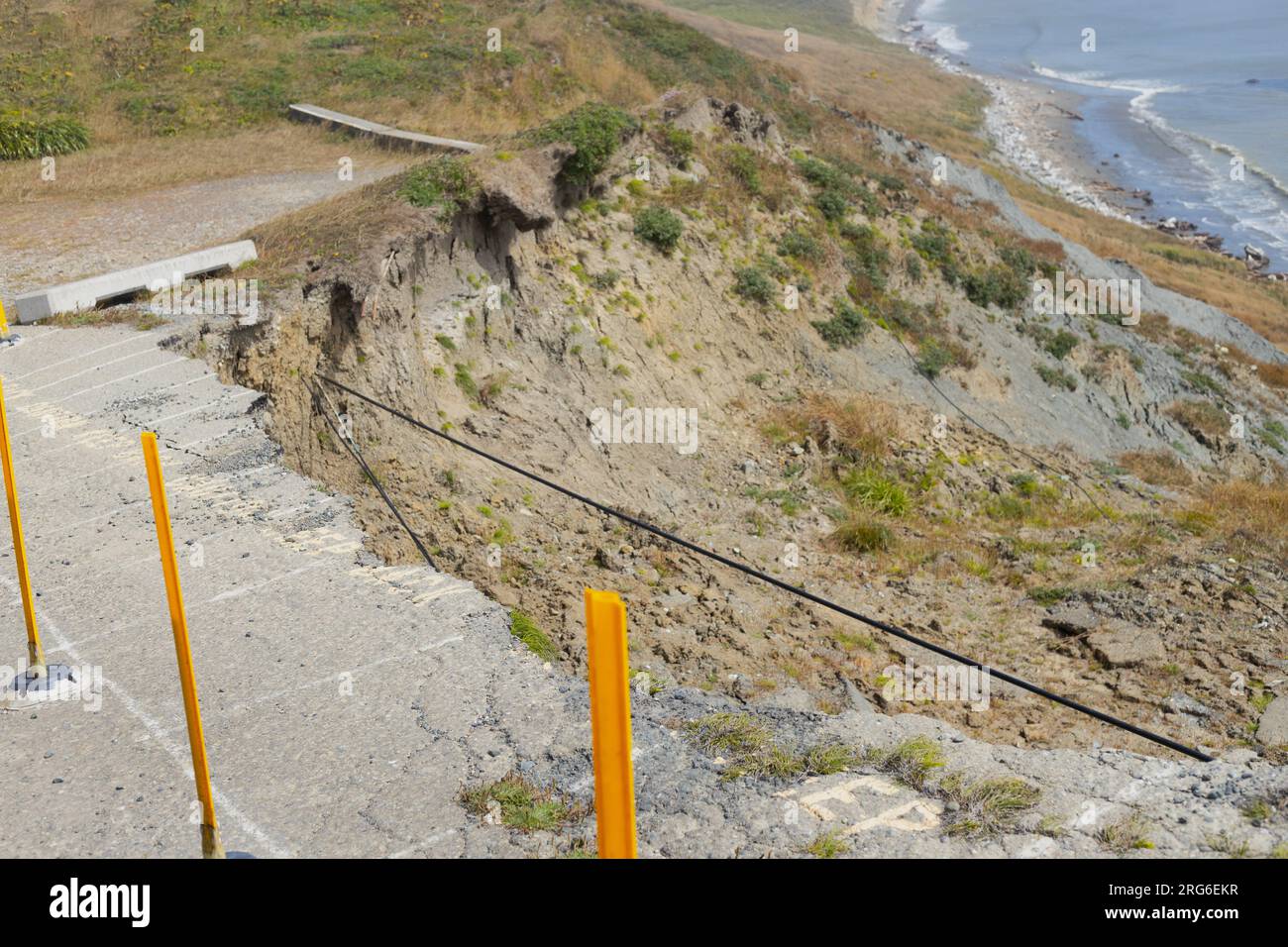 Ein Teil eines befestigten Weges an der Küste von Oregon in der Nähe von Port Orford wurde abgebaut. Stockfoto