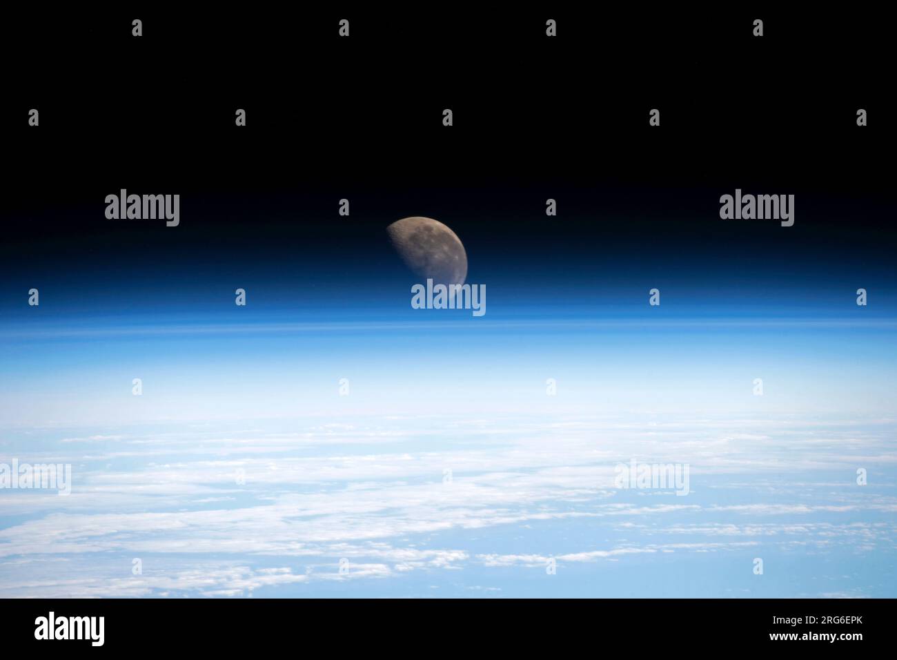 Der schwindende Gibbuus-Mond scheint wie ein Leuchtfeuer durch die dünnsten Schichten der Erdatmosphäre. Stockfoto