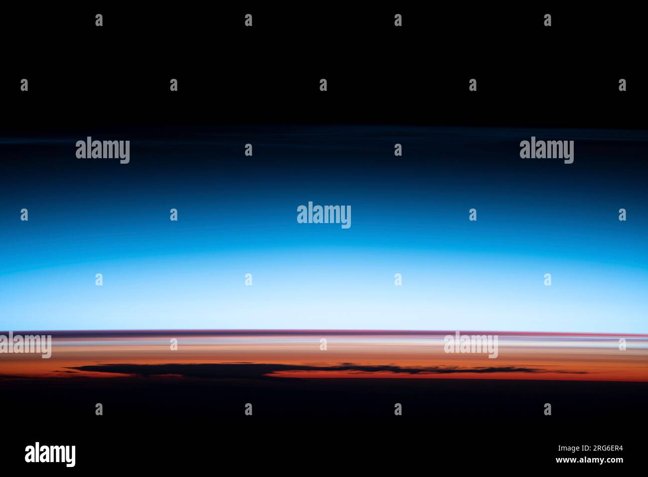 Ein atemberaubender Blick auf hochfliegende Aerosolfahnen in der Erdatmosphäre über dem Südatlantischen Ozean. Stockfoto