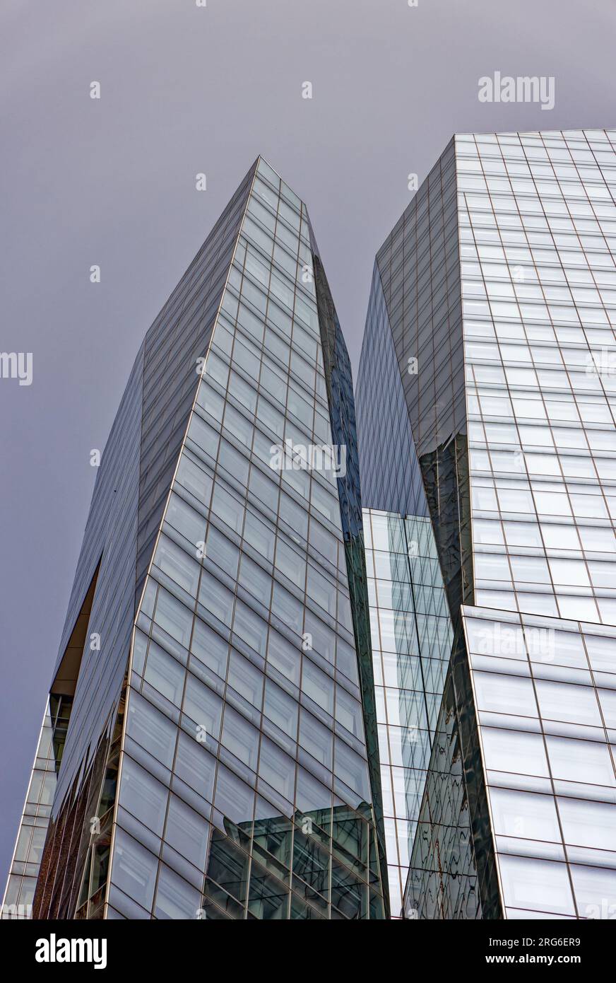 Die unregelmäßigen Facetten des Prism Tower sollen das „normale“ Gebäude und die Skyline stören – es passt nicht in Manhattans Nomad District. Stockfoto