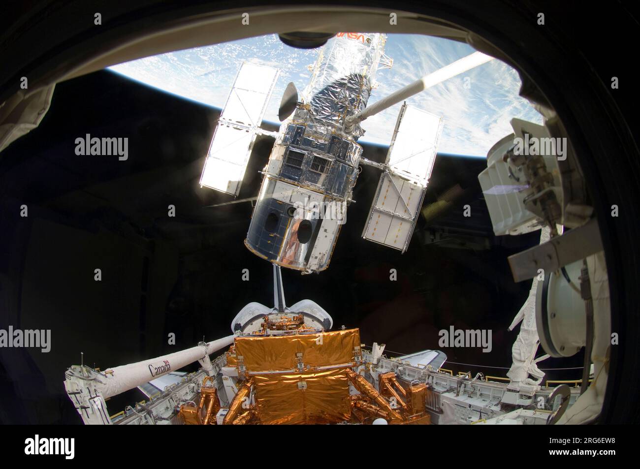 Der Roboterarm des Space Shuttle Atlantis hebt das Hubble Space Teleskop aus dem Frachtraum. Stockfoto