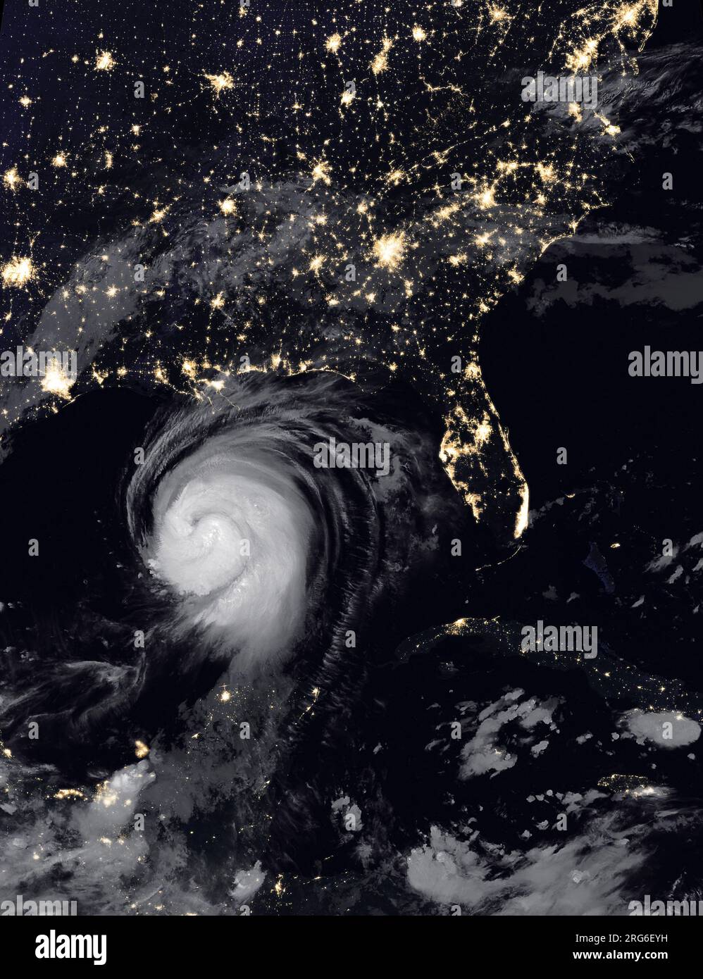 26. August 2020 - Hurrikan Laura überlagert auf Composite-Bildern von Stadtlichtern. Stockfoto