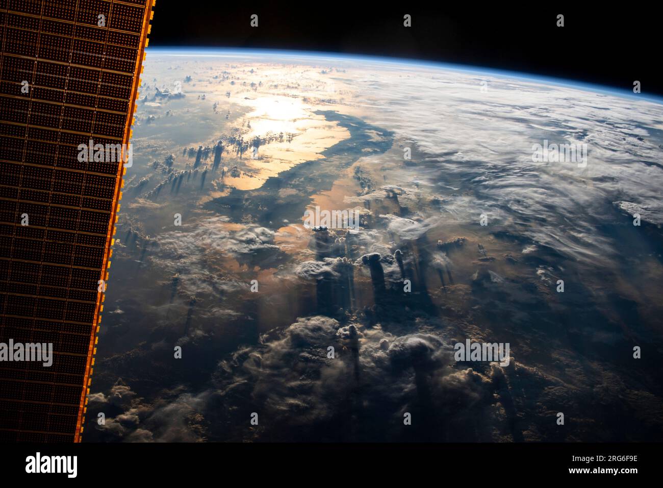 Blick aus dem All, während die Sonne über dem Celebes-Meer in Südostasien über Indonesien strahlt. Stockfoto