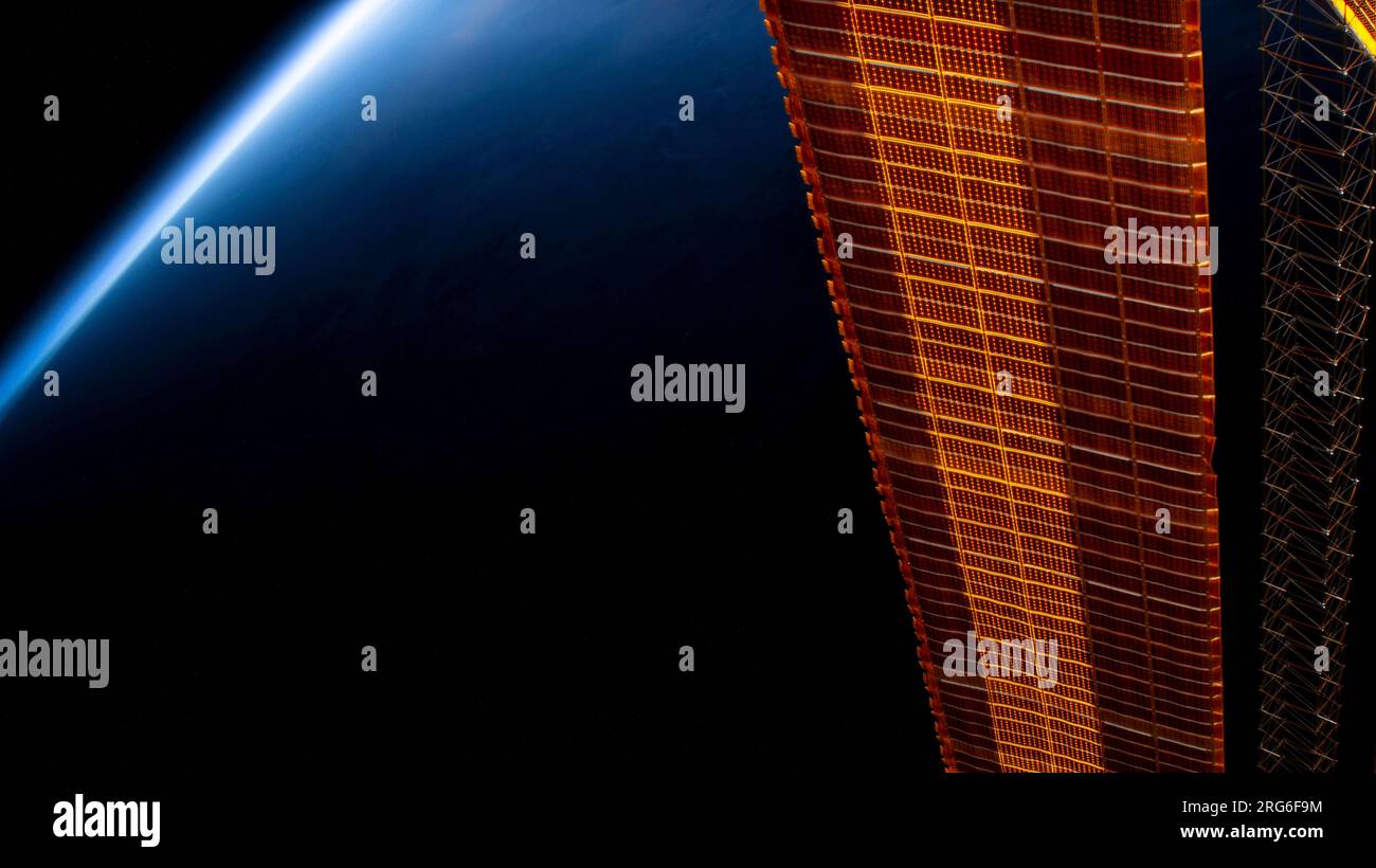 Ein Teil der Solararararrays der Internationalen Raumstation bedeckt den Vordergrund, während sie über die Mongolei und durch China fliegt. Stockfoto