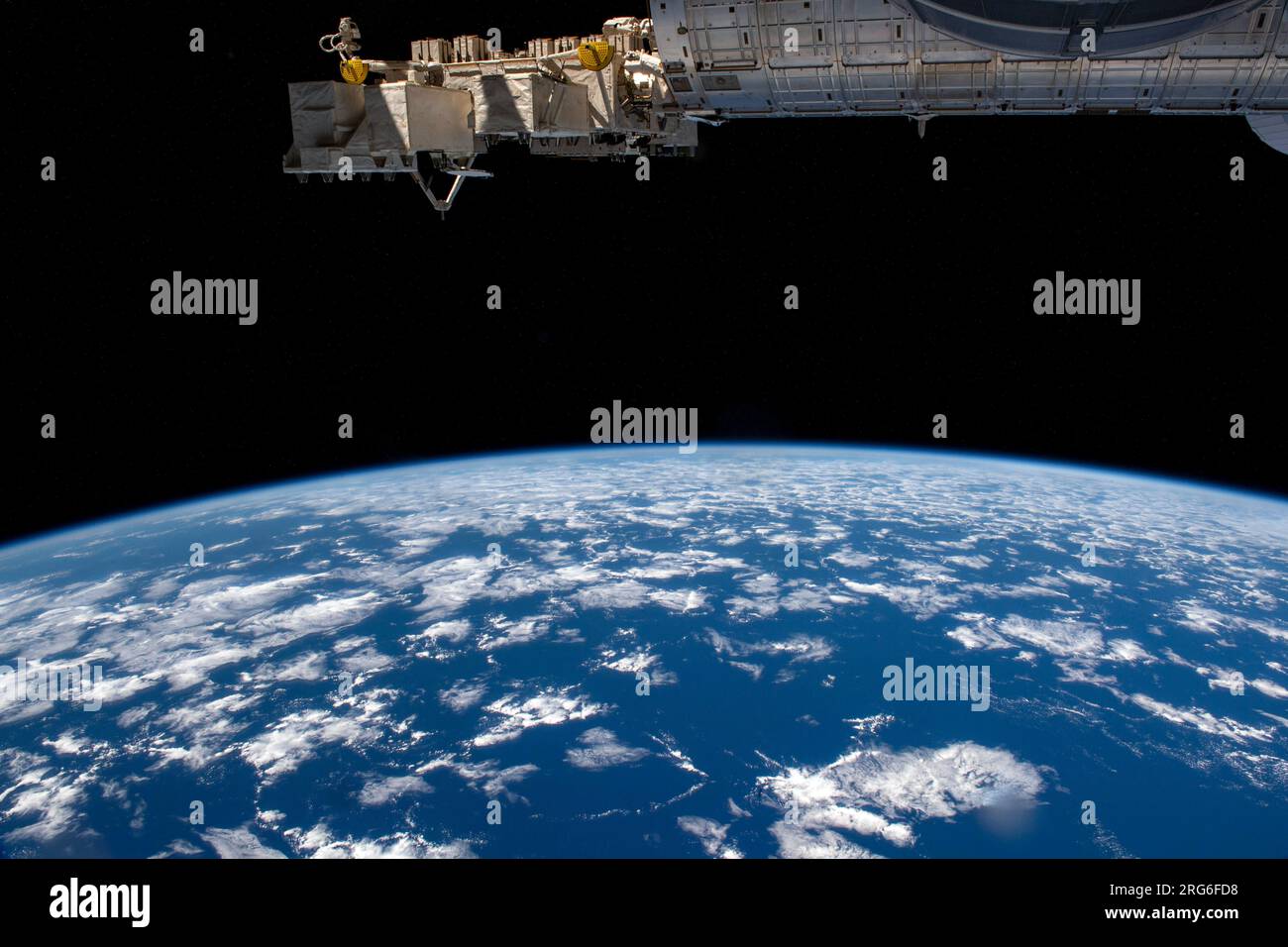Der Horizont der Erde wird von der International Space Station aus dargestellt, die über dem Pazifischen Ozean vor Chili kreist. Stockfoto