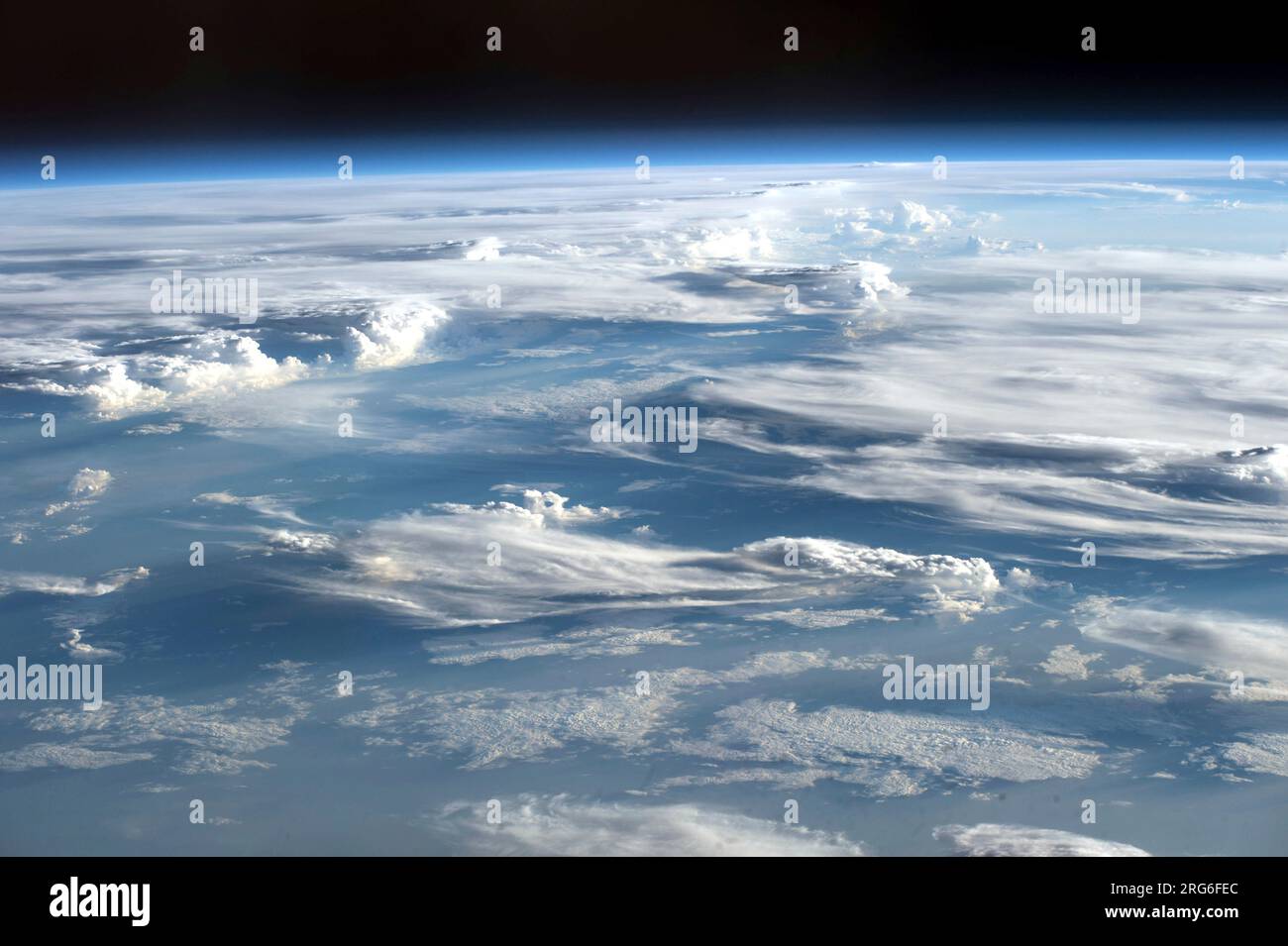 Wolkiger Himmel über dem Sudan während einer Überführung der Internationalen Raumstation. Stockfoto