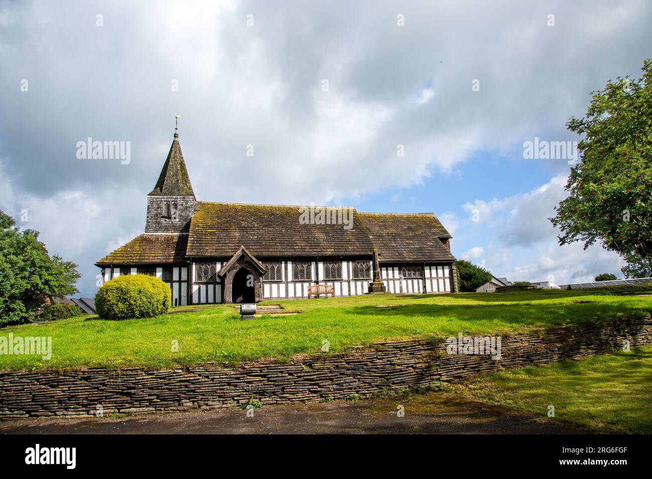 Die Pfarrkirche St. James und St. Paul im Dorf Marton in der Nähe von Congleton Cheshire England UK, die älteste holzumrahmte Kirche in Europa Stockfoto