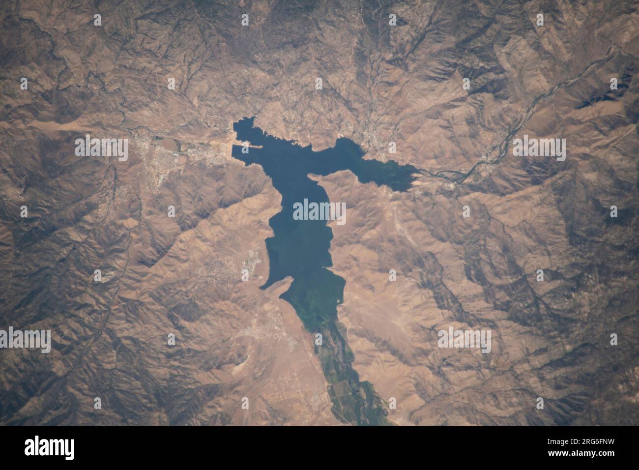 4. Juli 2019 - Blick vom Weltraum des Lake Isabella in Kalifornien. Stockfoto