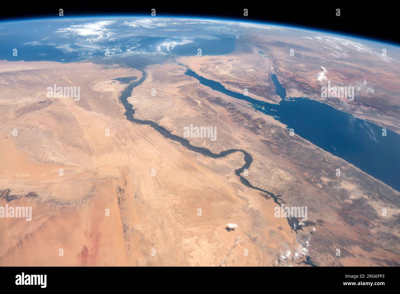 Der Nil, das Rote Meer und das Mittelmeer stehen im Kontrast zu den Wüsten Ägyptens, Saudi-Arabiens, Israels und Jordaniens. Stockfoto