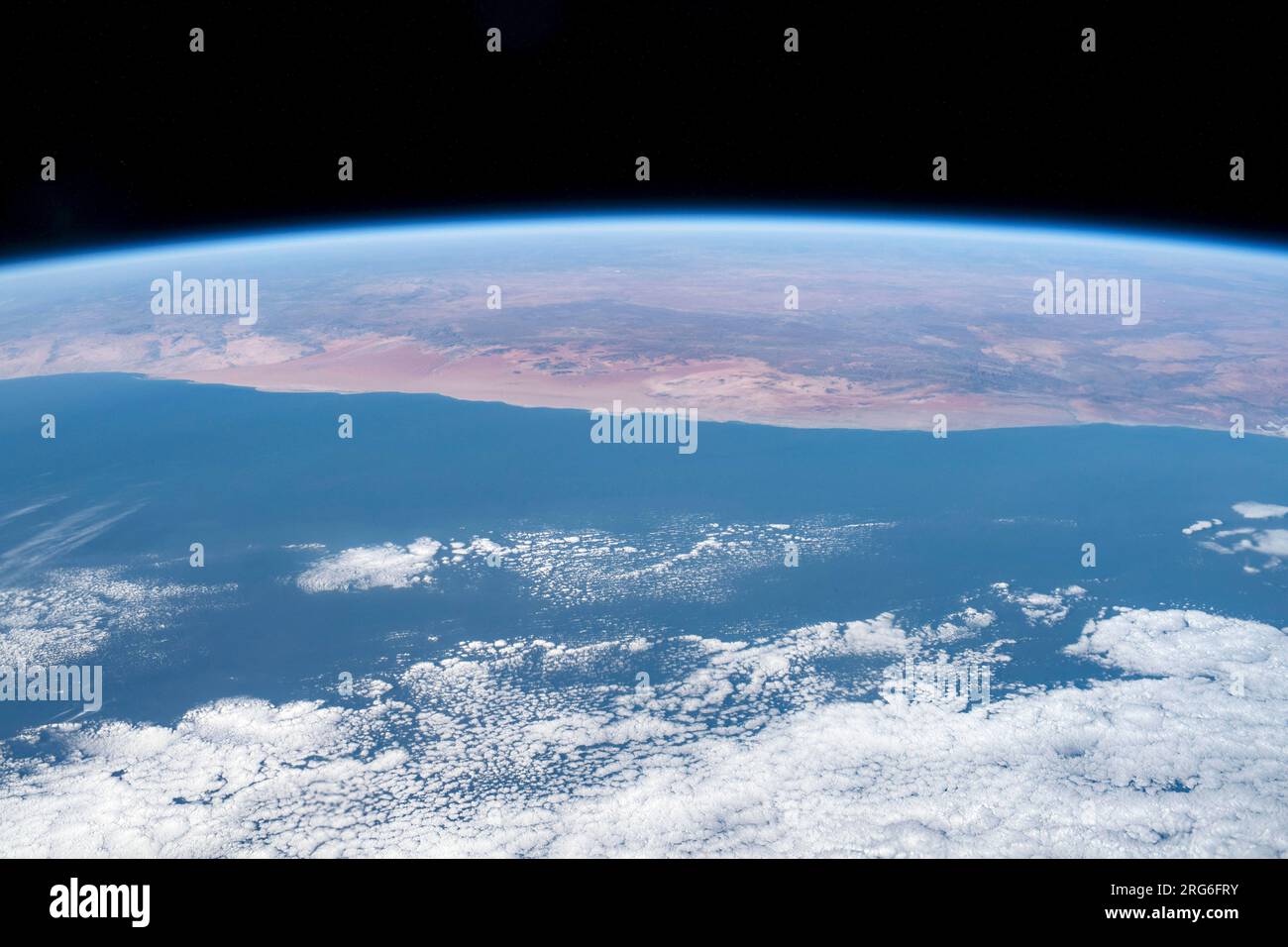 Blick aus dem All mit Blick auf den Atlantischen Ozean und die Südwestküste Afrikas. Stockfoto