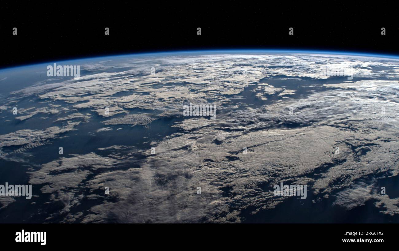 Die Erde wird als Umlaufbahn der Internationalen Raumstation über einem bewölkten Westaustralien dargestellt. Stockfoto