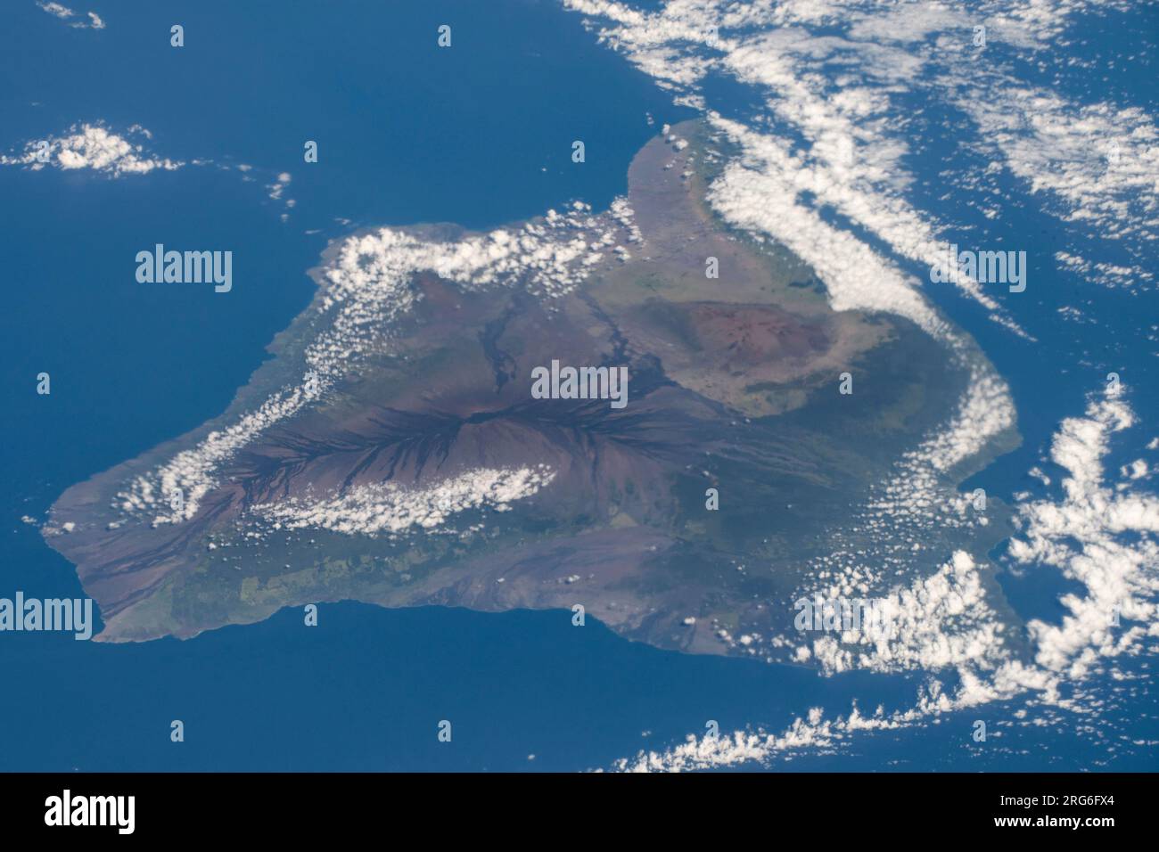 Blick aus dem All auf die große Insel Hawaii mit ihren Bergen Mauna Loa und Mauna Kea. Stockfoto