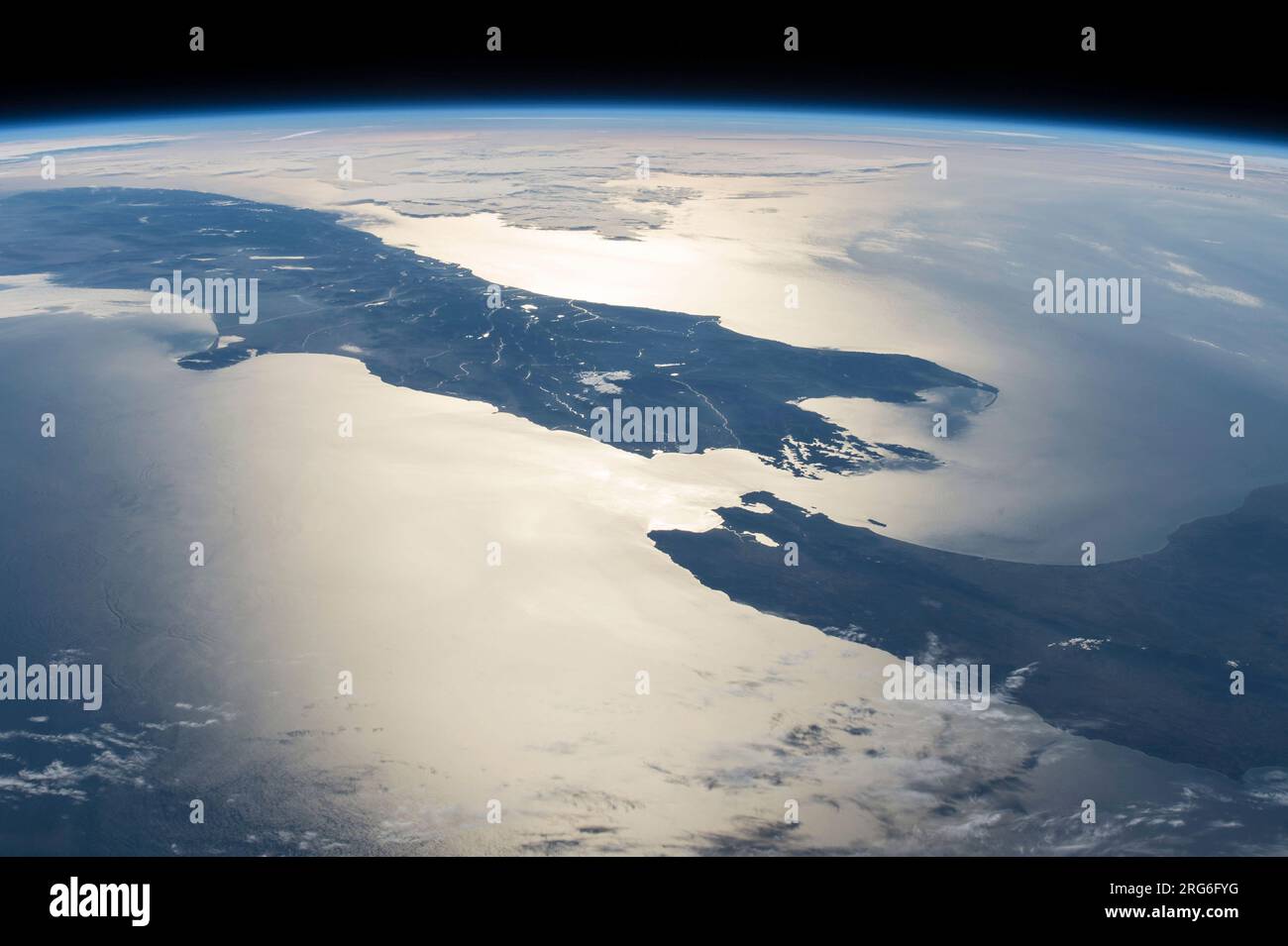 Panorama aus dem All mit Blick auf die Cook Strait, zwischen Neuseelands Nord- und Südinseln. Stockfoto