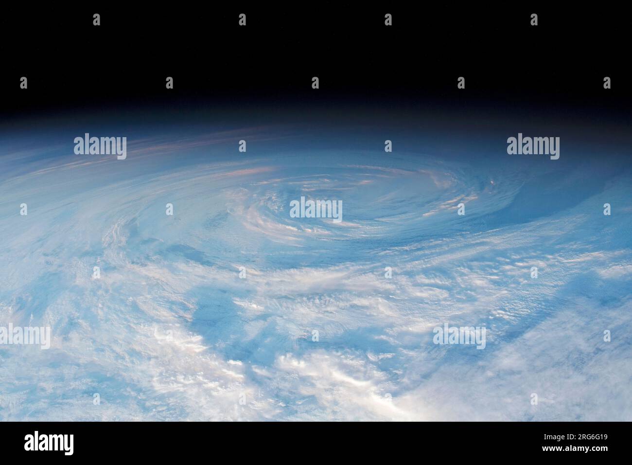 Kreisförmige Wolkenformation, von der Internationalen Raumstation aus gesehen, während sie über den Südpazifik kreist. Stockfoto