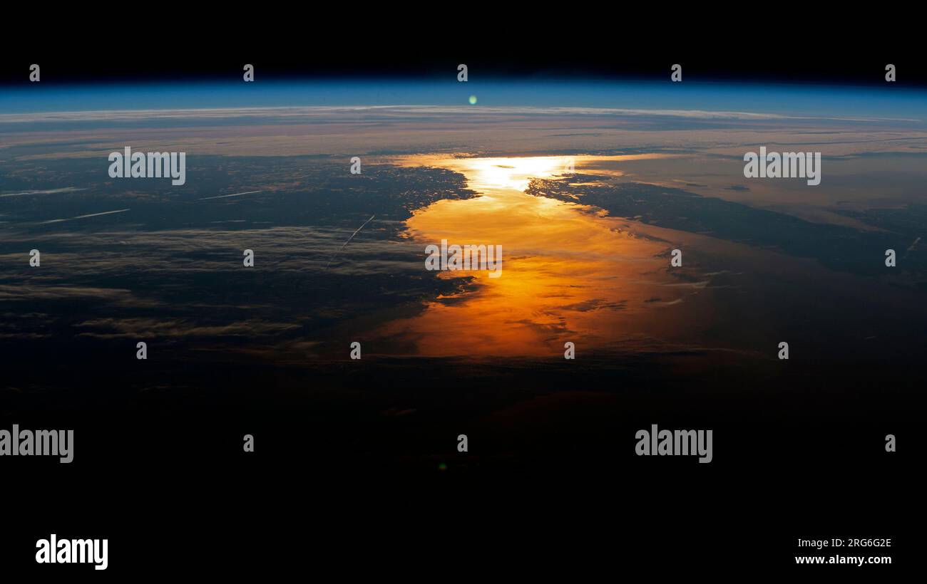 Sunglint am Horizont und an der Küste der kanadischen Provinzen Neufundland und Labrador. Stockfoto