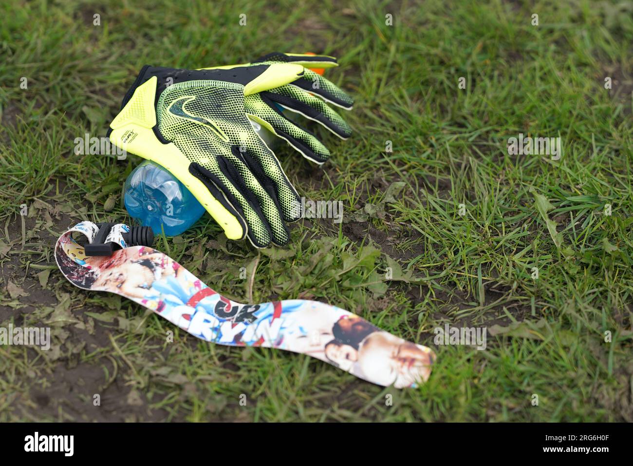 Nike American Football Handschuhe und Flag Football Tag Gürtel liegen auf dem Boden Stockfoto