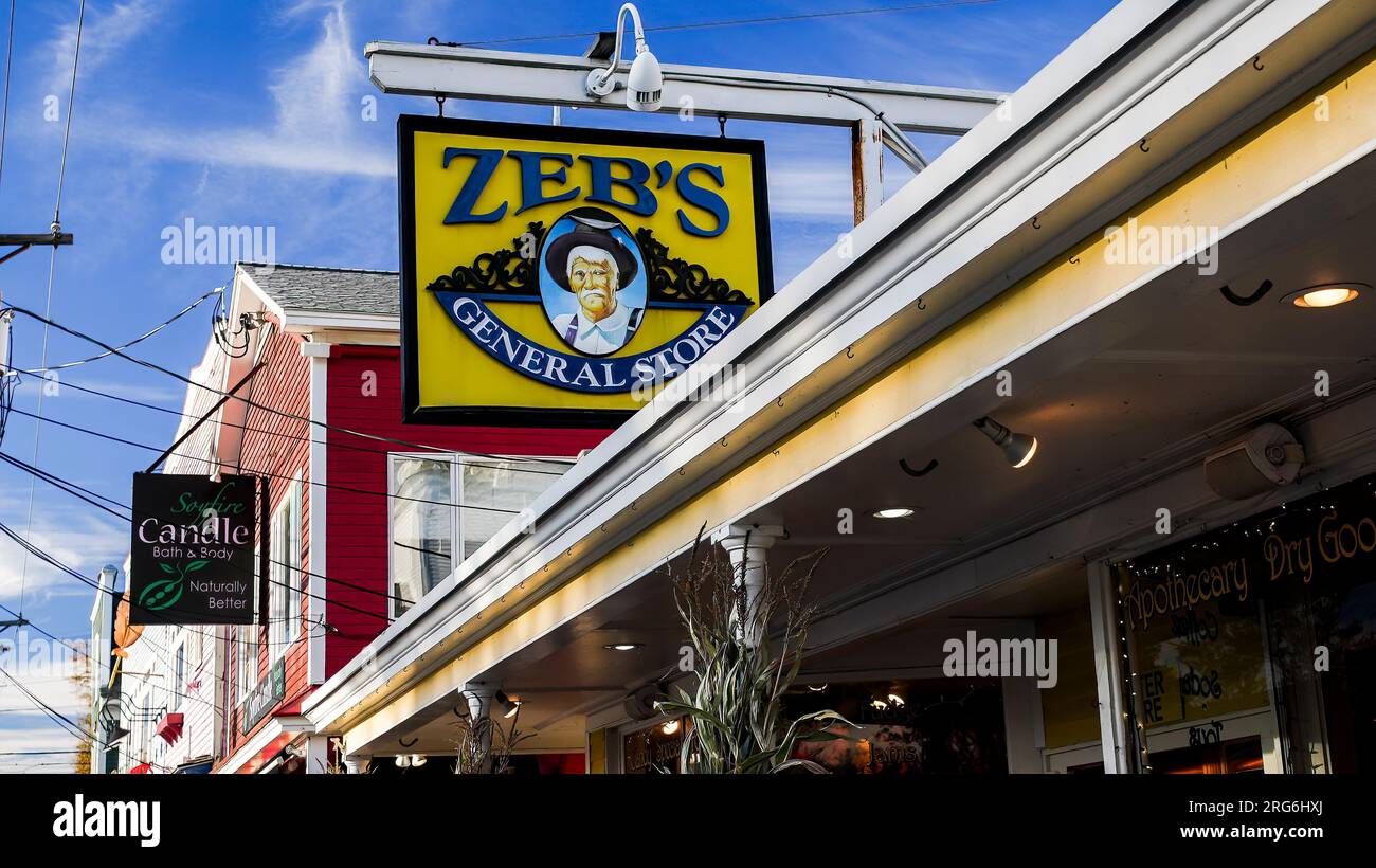 NORTH CONWAY, NEW HAMPSHIRE, USA - 2. OKTOBER 2022: Ladenschilder von der Straße aus am schönen Herbstnachmittag mit dem berühmten Zebs General Store Stockfoto