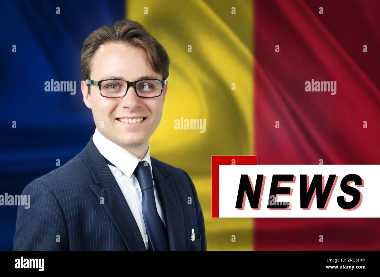 Nachrichtensprecher, erzählt die neuesten Nachrichten, lächelnd, vor dem Hintergrund der rumänischen Flagge. Medien und Propaganda. Stockfoto