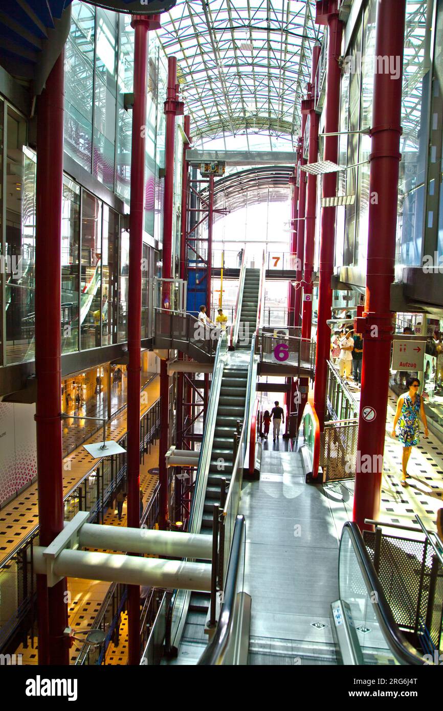 FRANKFURT, DEUTSCHLAND - AUGUST 21: In der Zeilgalerie am 21,2010. August in Frankfurt. Die Zeilgalerie wurde 1992 eröffnet und von Juergen geleitet Stockfoto