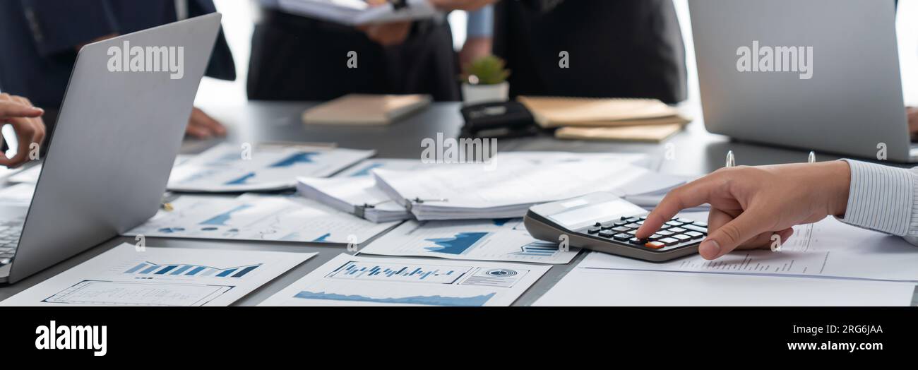 Das Auditorteam arbeitet im Büro zusammen und analysiert Finanzdaten und Buchhaltungsdaten. Fachwissen in Finanzen und Steuern mit präzisen Berichten und Stockfoto