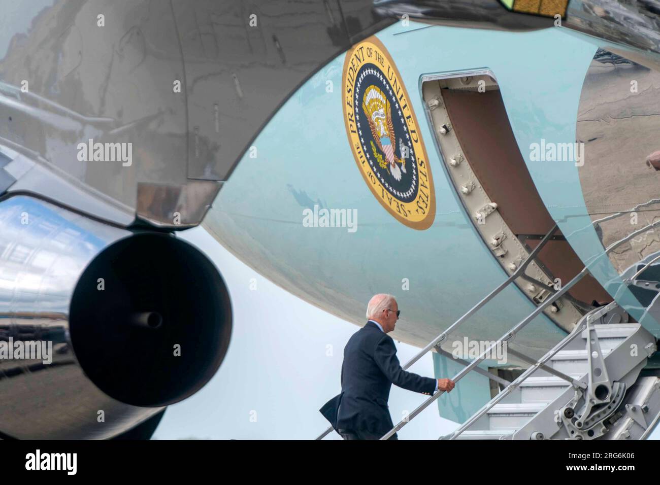 Präsident Joe Biden geht am Montag, den 7. August 2023, an Bord der Air Force One auf dem Weg nach Grand Canyon Village, Arizona, auf der Joint Base Andrews in Prince George's County, Maryland. Foto: Bonnie Cash/Pool/Sipa USA Guthaben: SIPA USA/Alamy Live News Stockfoto